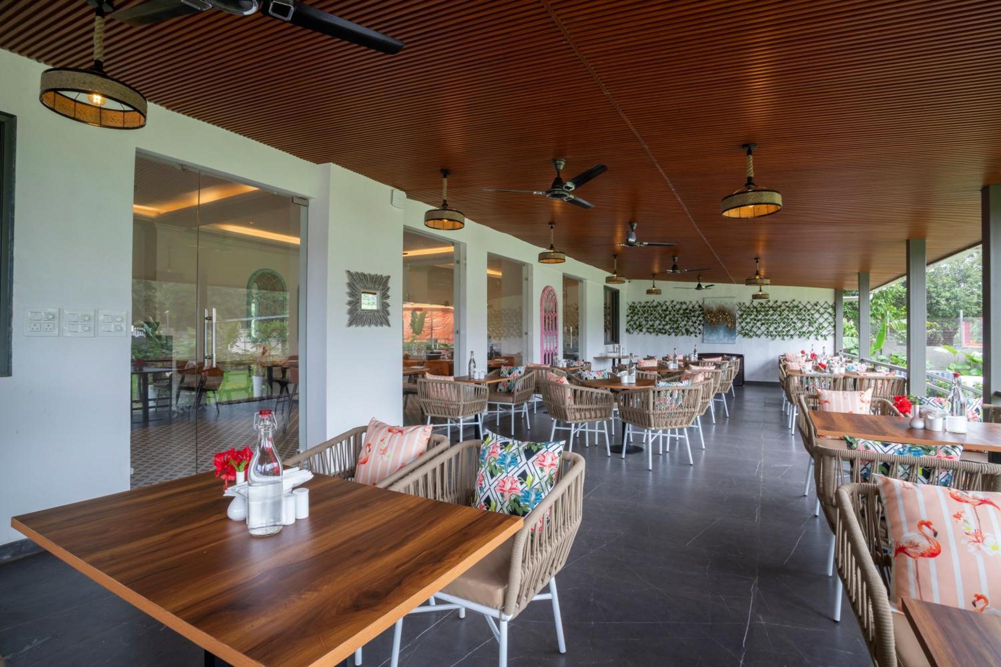 Stone Wood Hotel Amboli Bagian luar foto