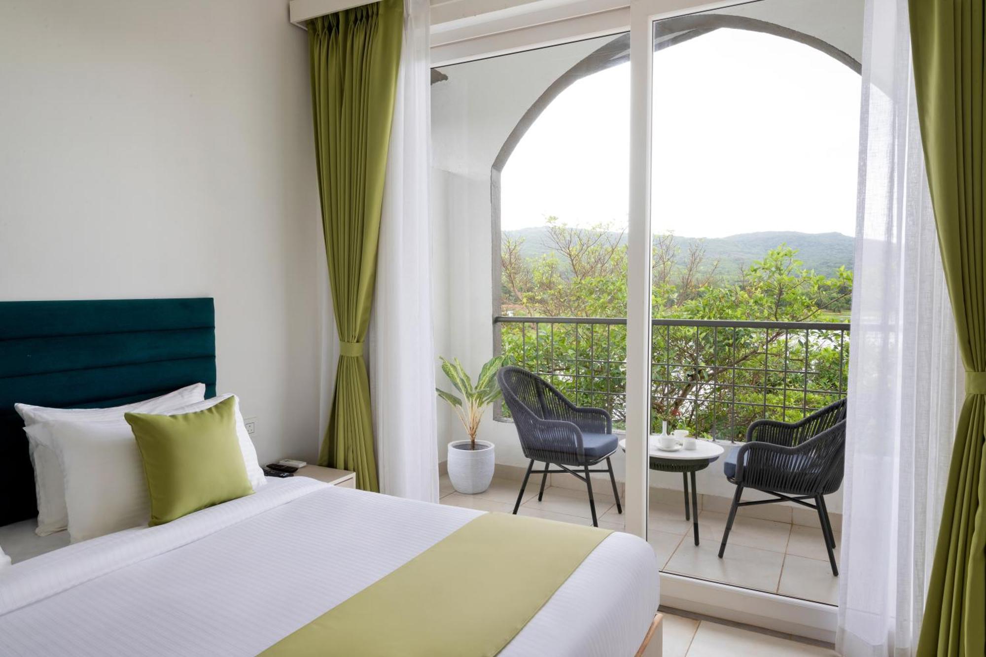 Stone Wood Hotel Amboli Bagian luar foto