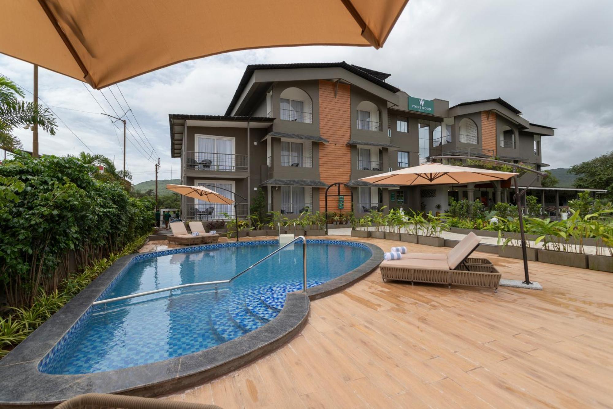 Stone Wood Hotel Amboli Bagian luar foto