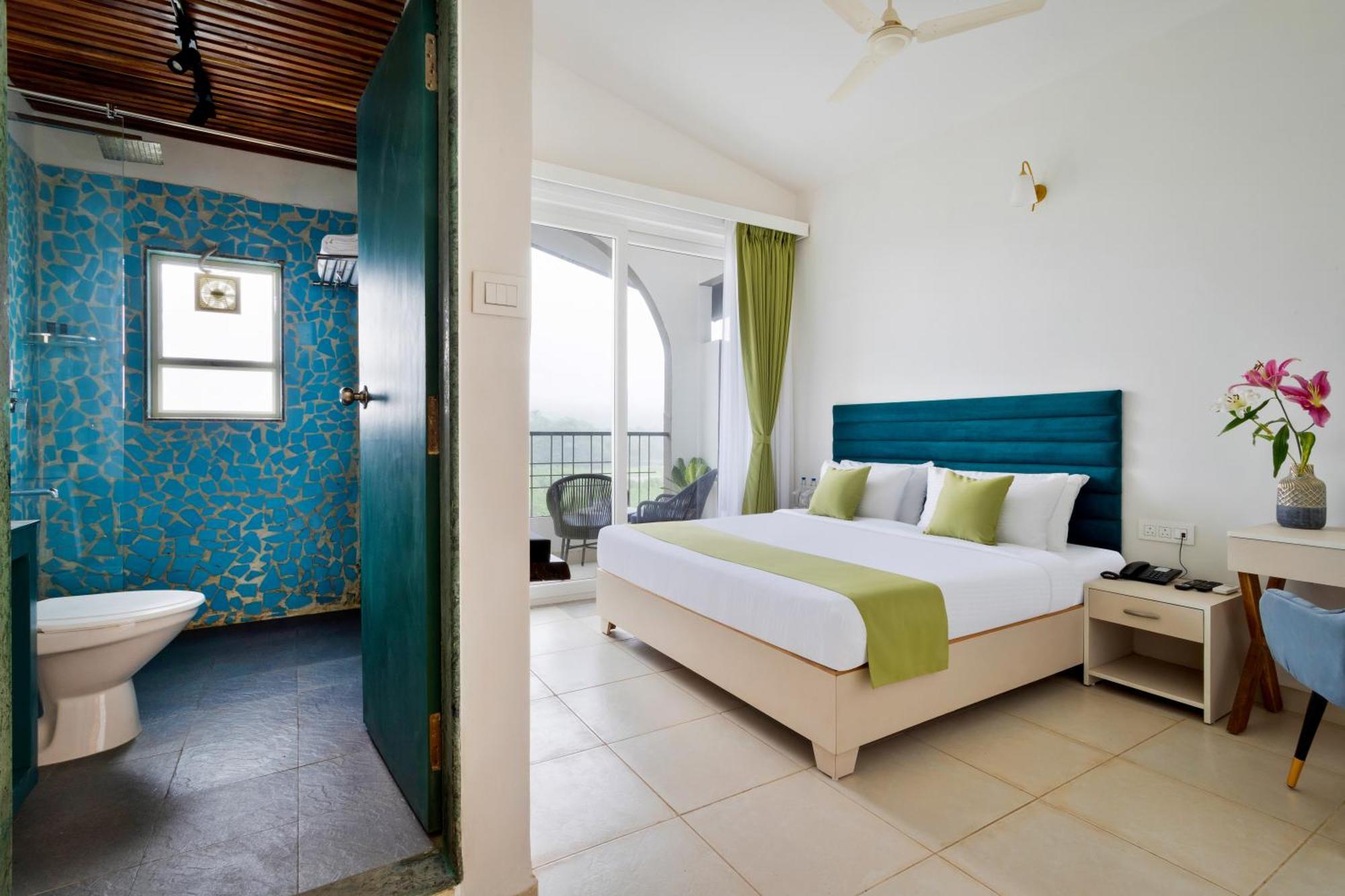Stone Wood Hotel Amboli Bagian luar foto