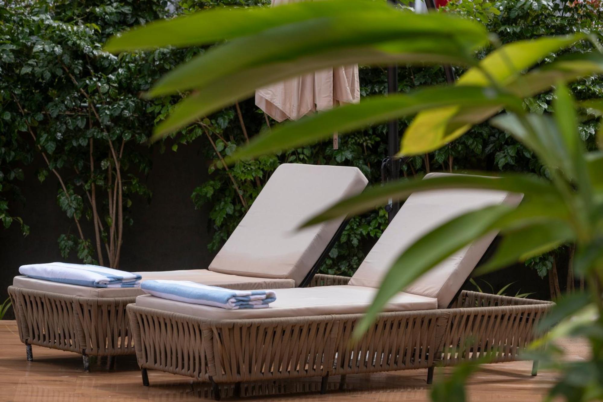 Stone Wood Hotel Amboli Bagian luar foto