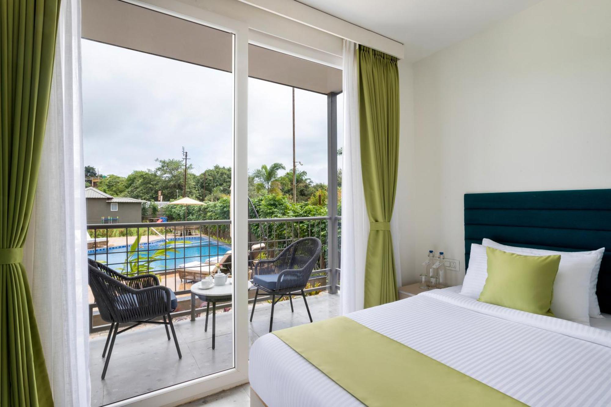 Stone Wood Hotel Amboli Bagian luar foto