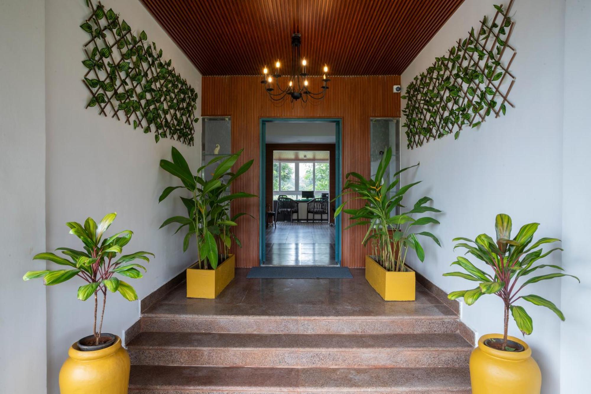 Stone Wood Hotel Amboli Bagian luar foto