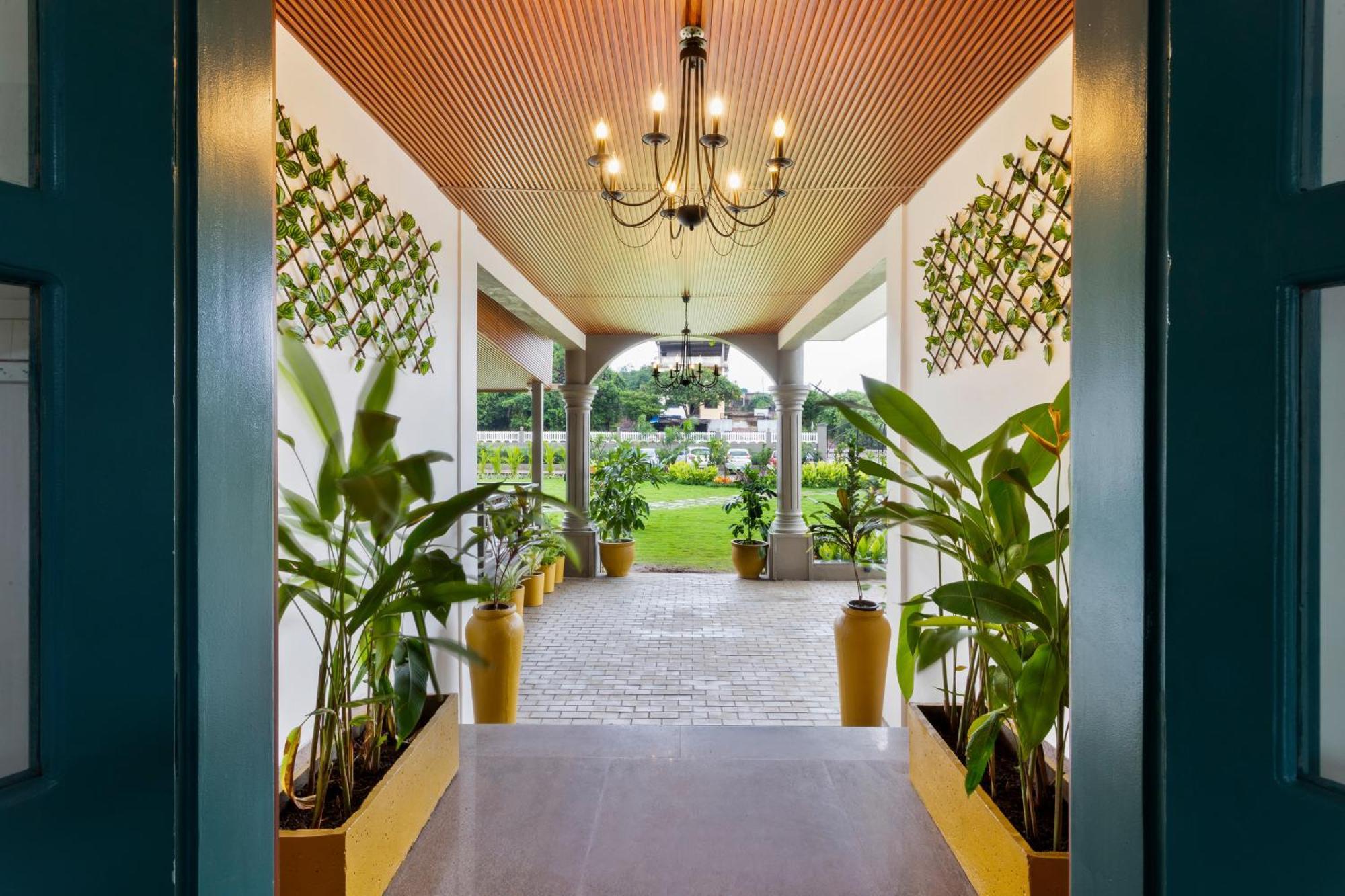 Stone Wood Hotel Amboli Bagian luar foto