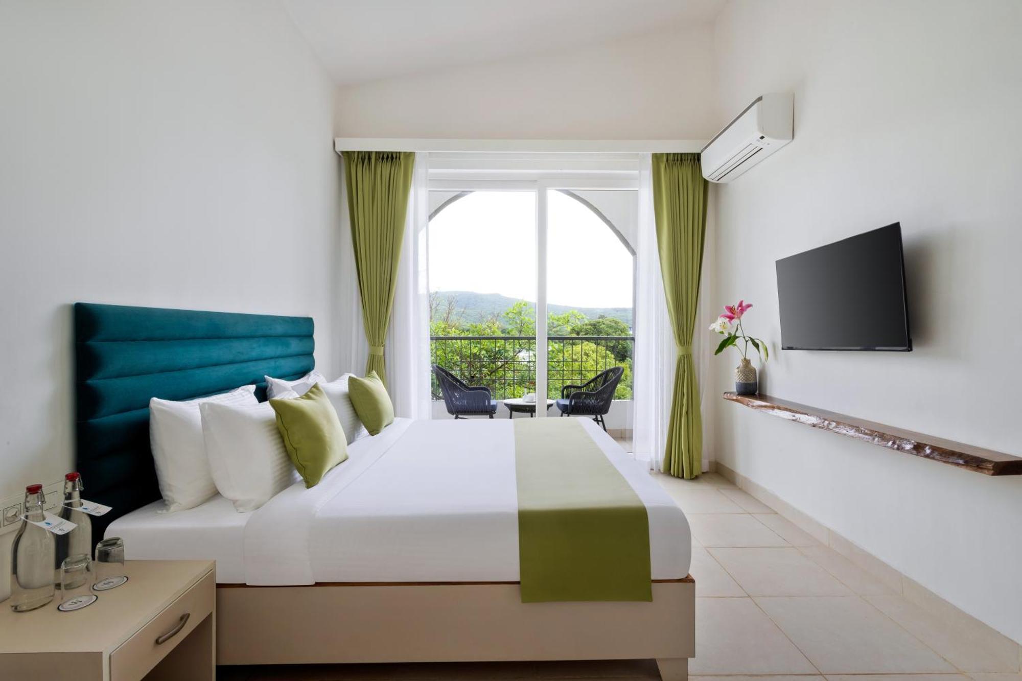 Stone Wood Hotel Amboli Bagian luar foto