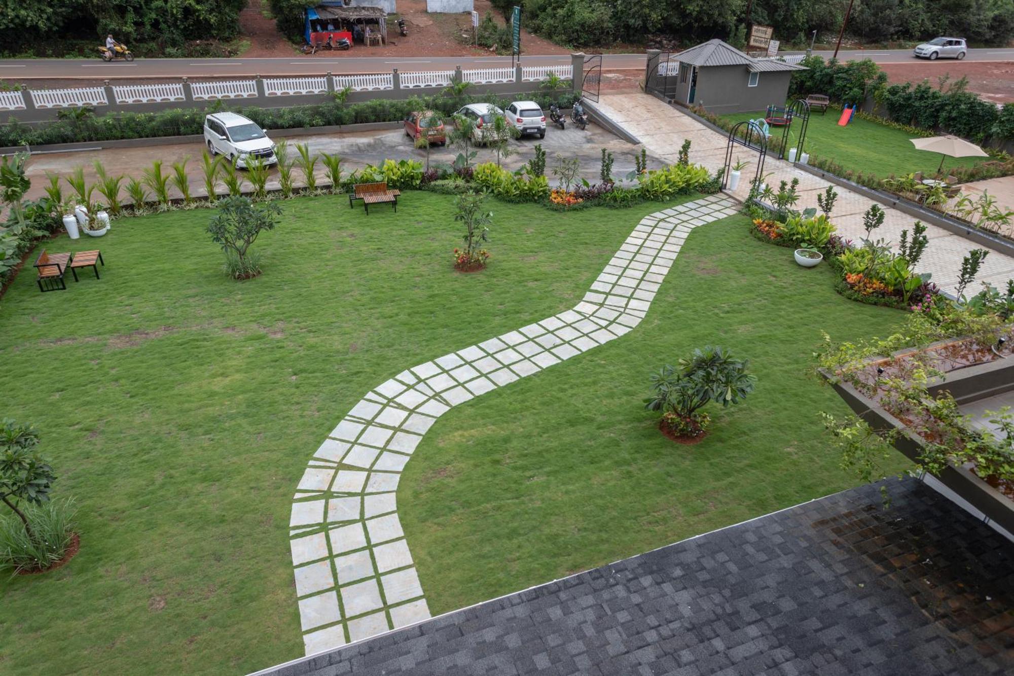 Stone Wood Hotel Amboli Bagian luar foto