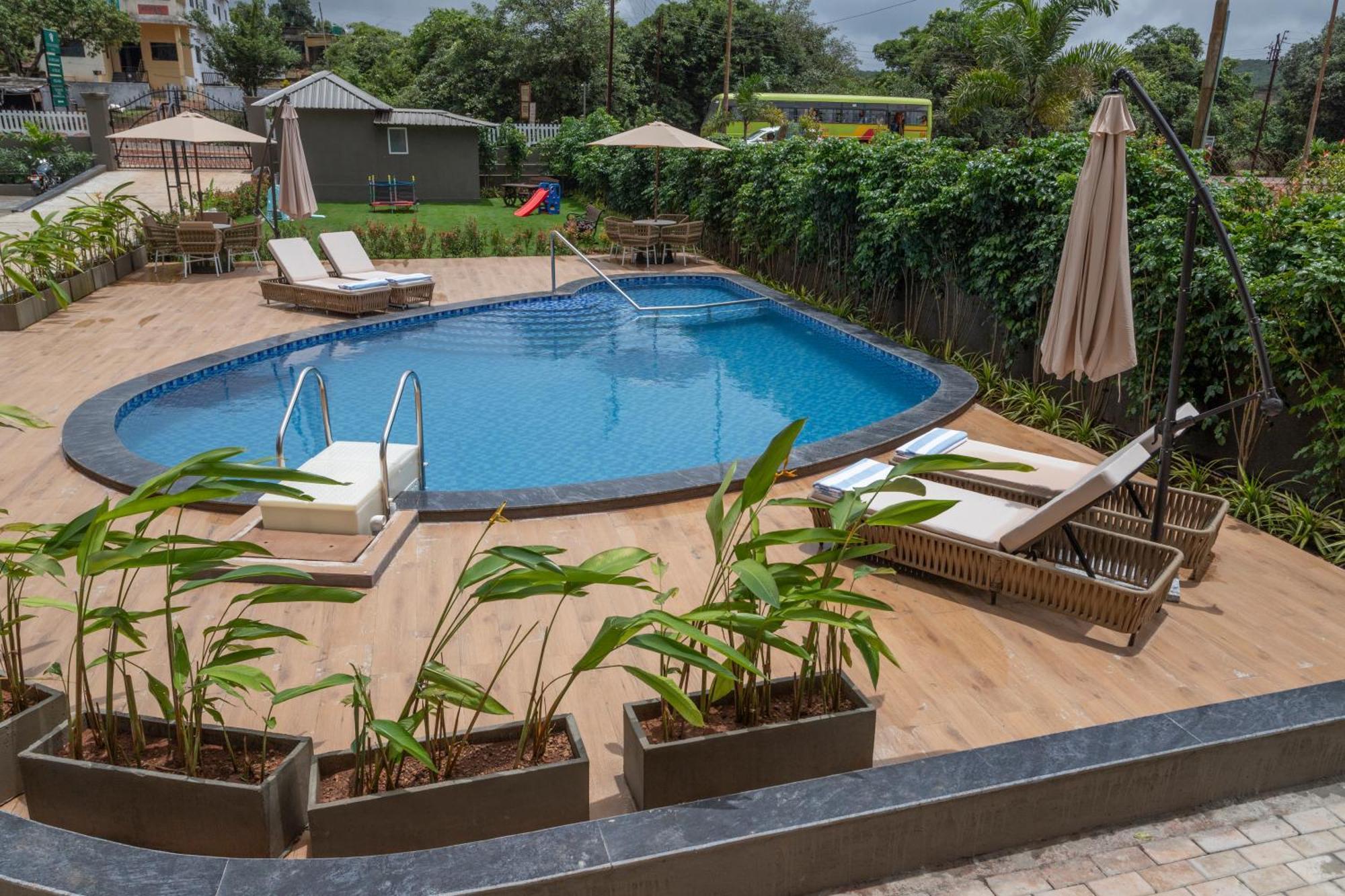 Stone Wood Hotel Amboli Bagian luar foto
