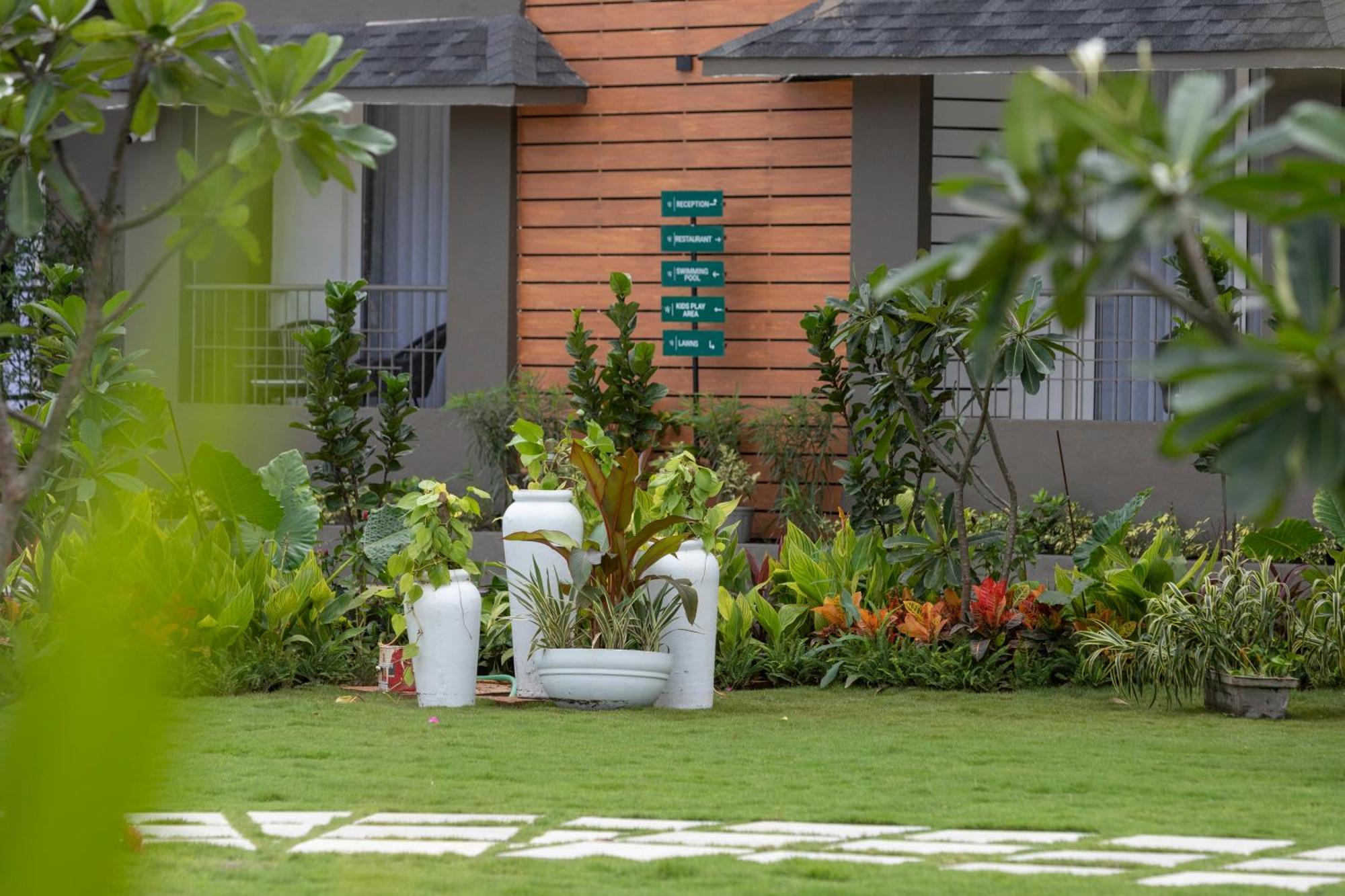 Stone Wood Hotel Amboli Bagian luar foto