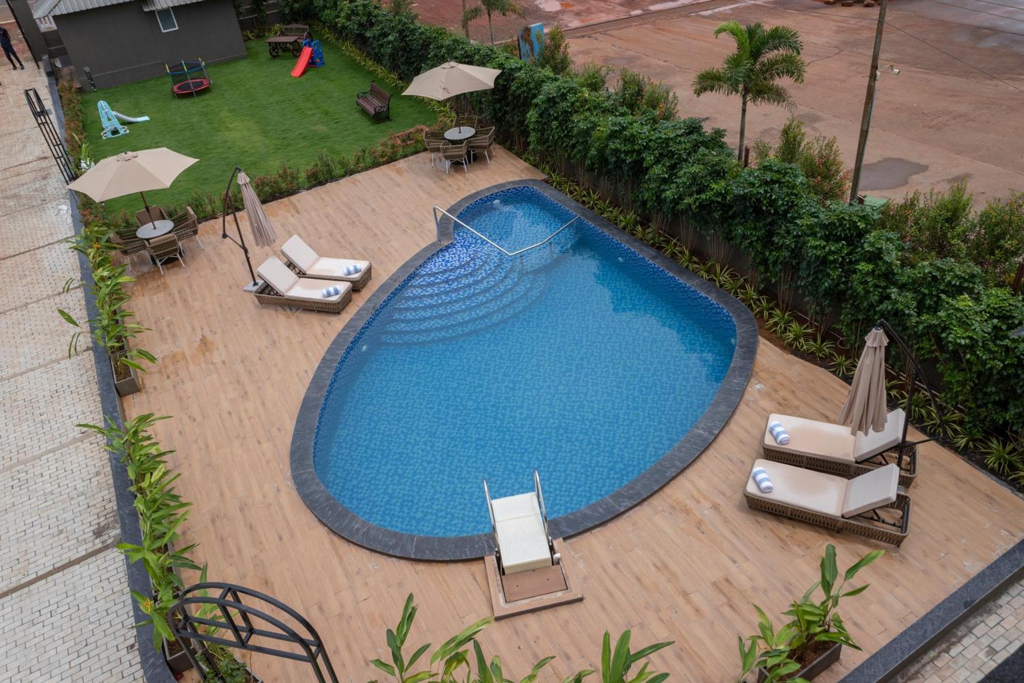Stone Wood Hotel Amboli Bagian luar foto