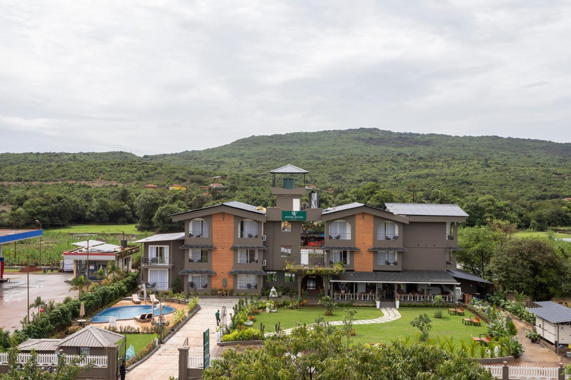 Stone Wood Hotel Amboli Bagian luar foto