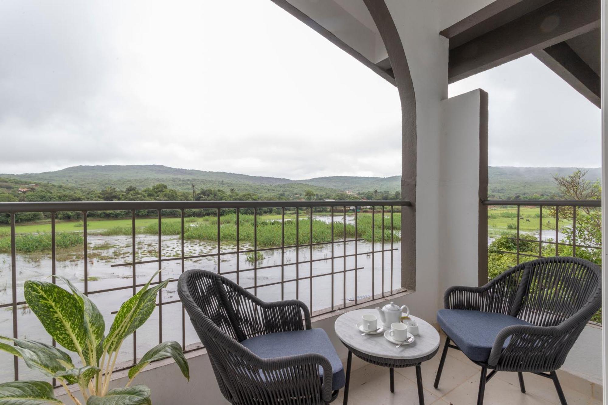 Stone Wood Hotel Amboli Bagian luar foto