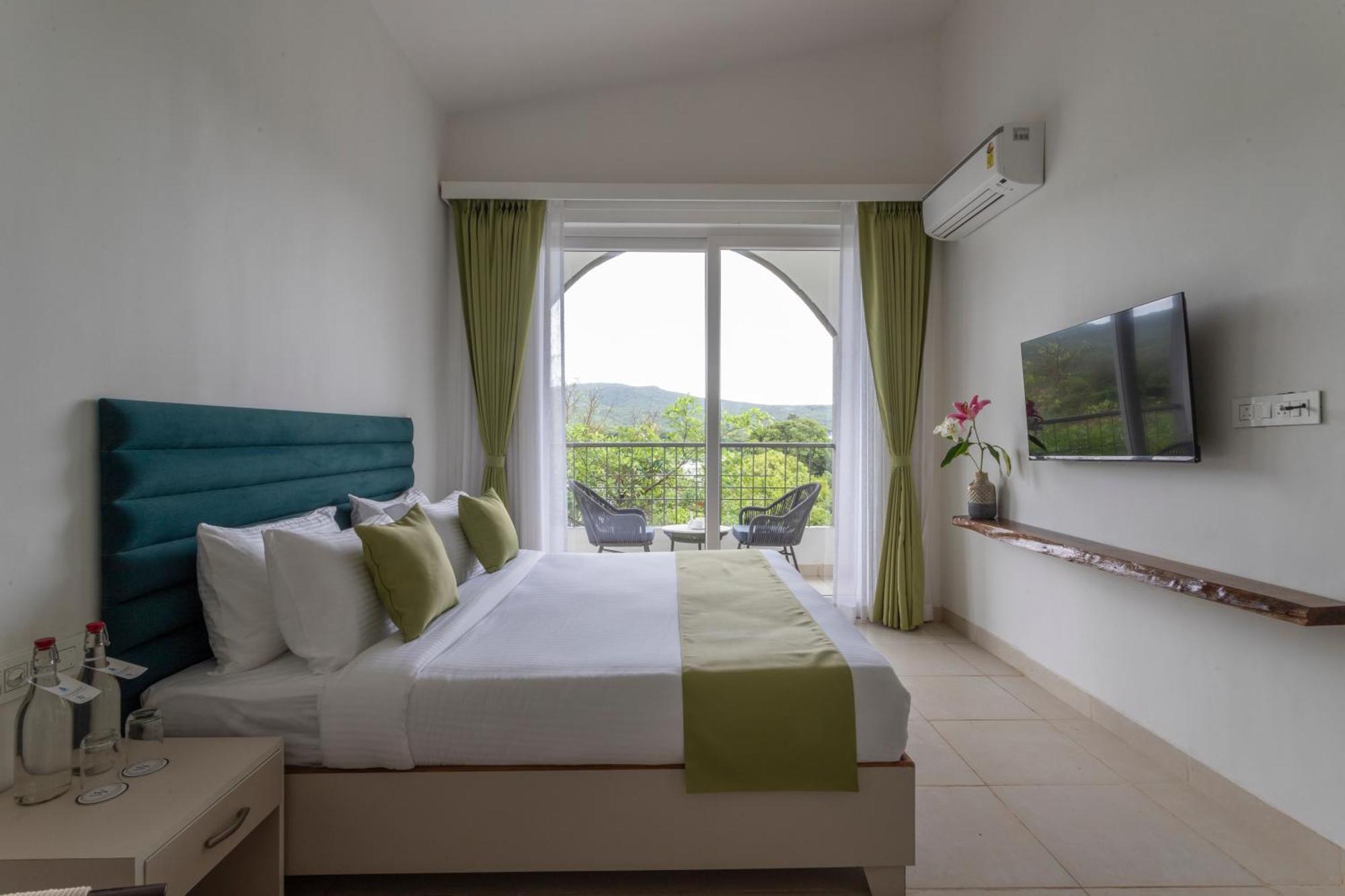 Stone Wood Hotel Amboli Bagian luar foto