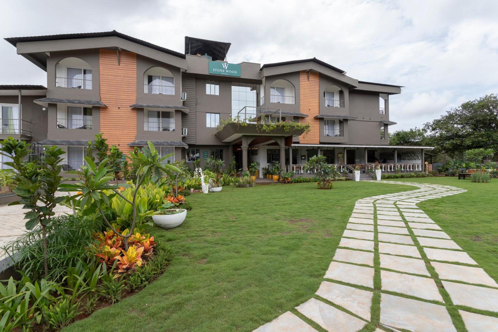 Stone Wood Hotel Amboli Bagian luar foto