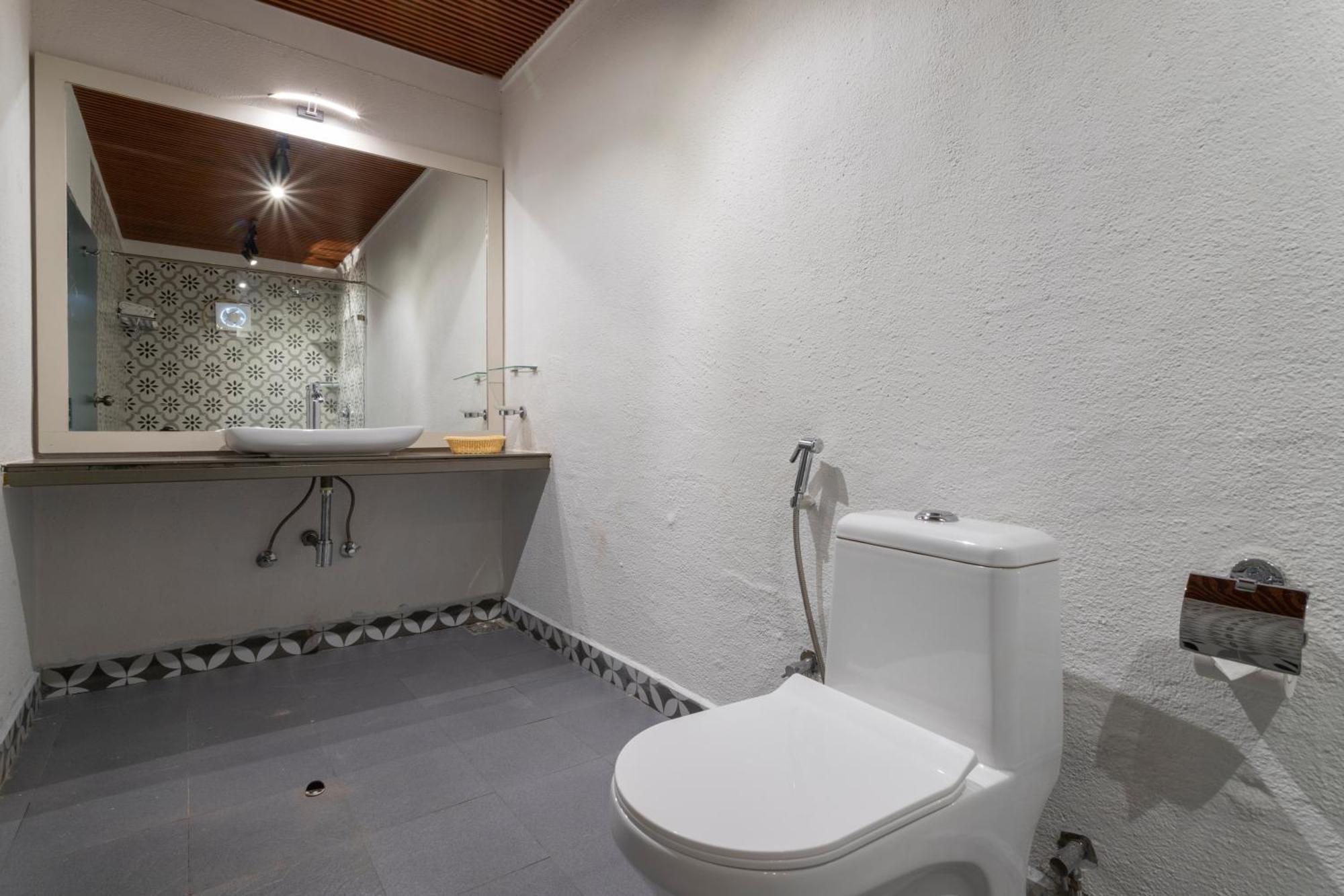 Stone Wood Hotel Amboli Bagian luar foto