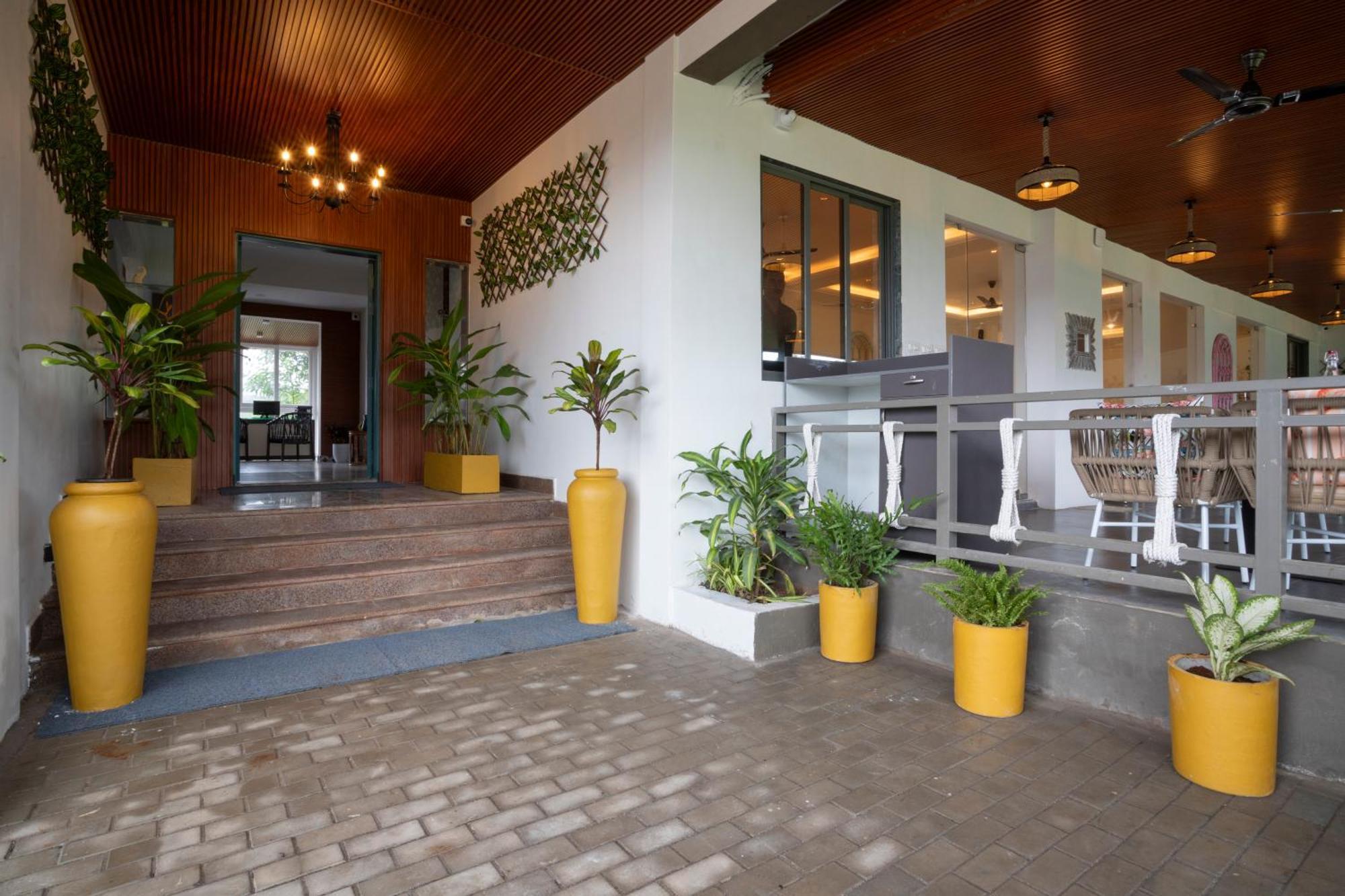Stone Wood Hotel Amboli Bagian luar foto