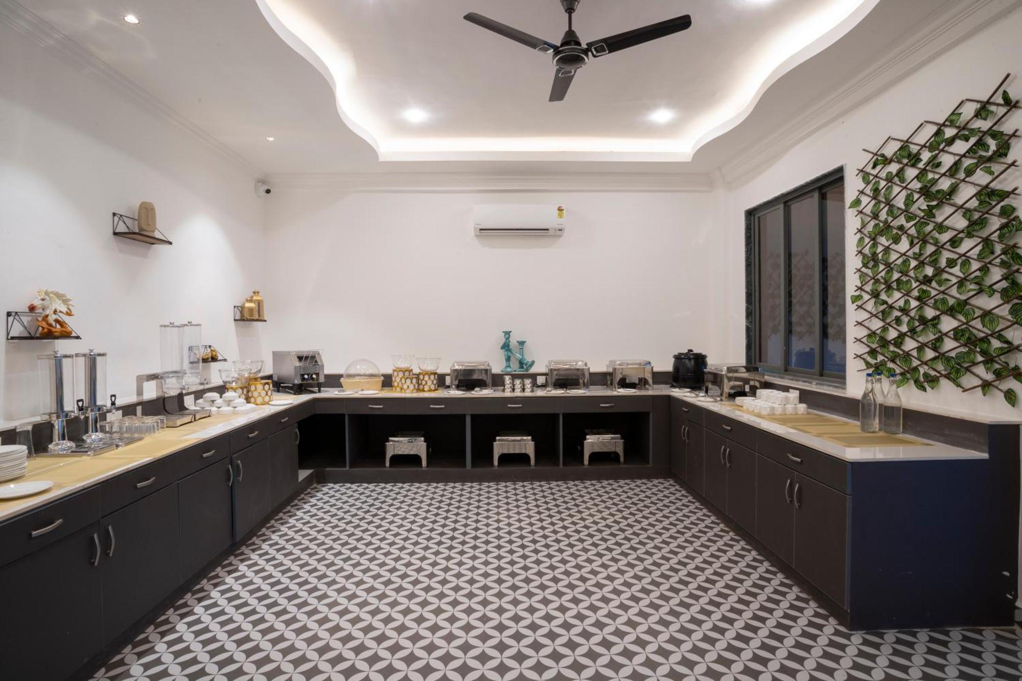 Stone Wood Hotel Amboli Bagian luar foto