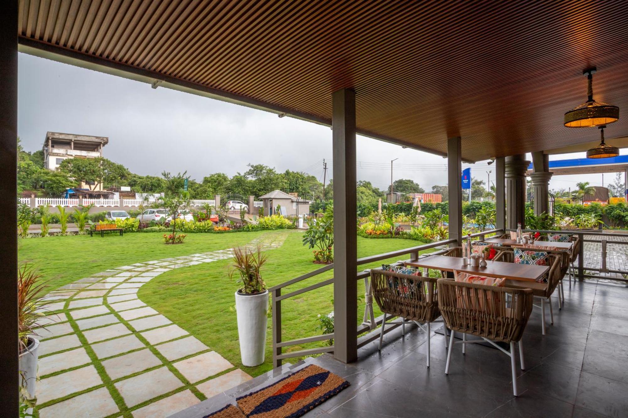 Stone Wood Hotel Amboli Bagian luar foto
